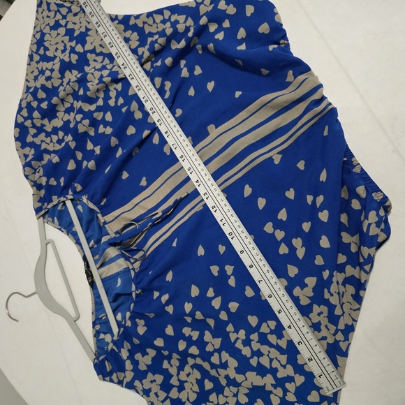 Express Blue and Tan Hearts Top - Picture 6 of 7